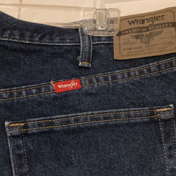 Men’s dark blue wrangler jeans..relaxed fit - Picture 2 of 7